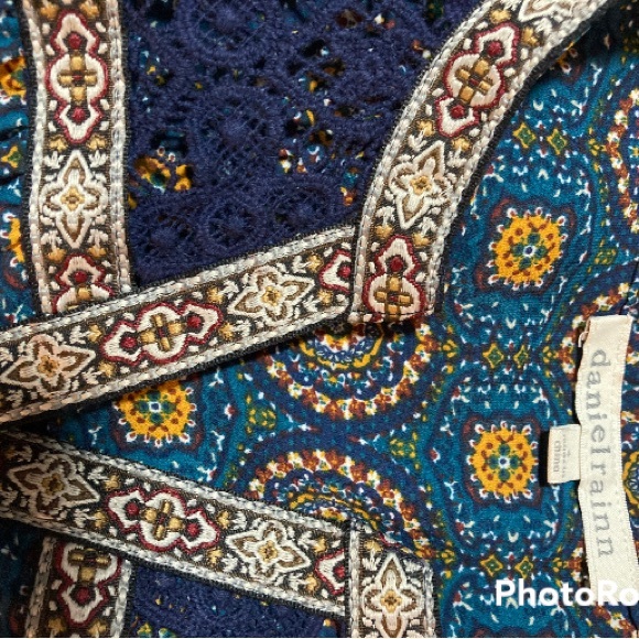 DR2 by Daniel Rainn Women’s Size Small Pleated Pattern Split Neck Blue Dress. - Picture 8 of 8